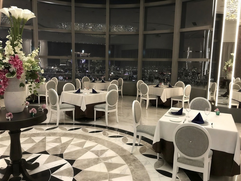 東京の景色をお楽しみ頂ける全面ガラス張りの店内