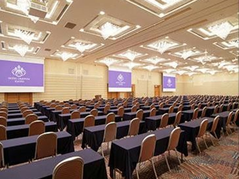 ホテル5階　大宴会場「古今の間」
「古今の間」では大型プロジェクターを常設。スクール形式で最大約700名様、シアター形式で約800名様までご利用いただけます。