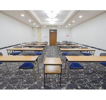最大シアター型で７０名収容可能です。

お客様の用途に合わせてレイアウトさせていただきます。

「会議・研修・セミナー・展示会・パーティー等」、様々なニーズに合わせてご利用いただけます。