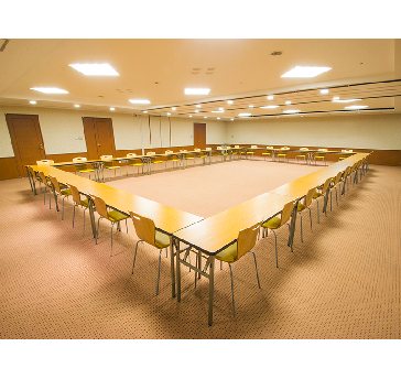 当会場の中で最も広い１７６㎡の会場になります。最大シアター型で１３４名収容可能です。

企業説明会・講演会・研修会・会議 など様々な用途にご対応致します。
また、アパレル展示会やイベントルームとしてのご利用にも最適です。