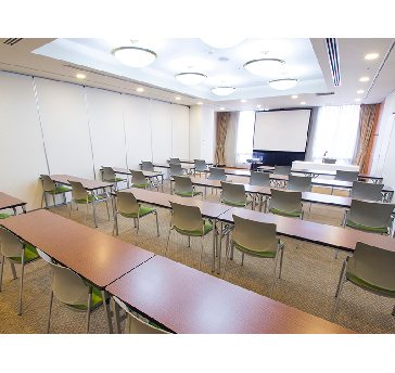 最大シアター型で６０名収容可能です。

企業説明会・講演会・研修会・会議 など様々な用途にご対応致します。
窓が大きく開放感がありアパレル展示会やイベントルームとしてのご利用にも最適です。また、ビル最上階にあり日当たり 眺めも良く最高のロケーション。