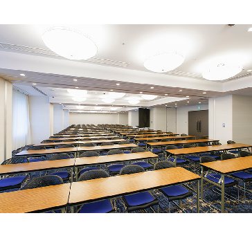 当会場の中で最も広い２５４㎡の会場になります。最大シアター型で２２０名収容可能です。

お客様の用途に合わせてレイアウトさせていただきます。

「会議・研修・セミナー・展示会・パーティー等」様々なニーズに合わせてご利用いただけます。