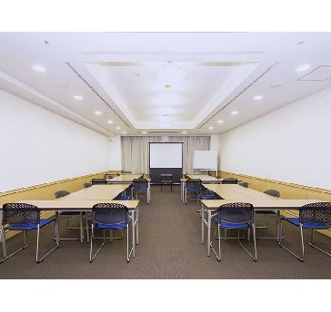 最大シアター型で７０名収容可能です。

お客様の用途に合わせてレイアウトさせていただきます。

「会議・研修・セミナー・展示会・パーティー等」、様々なニーズに合わせてご利用いただけます。