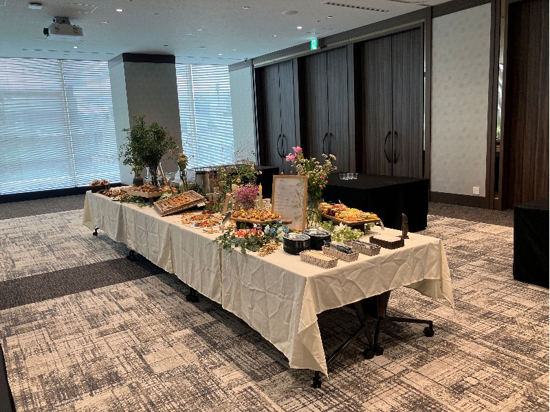 Link Room 2+3〈立食：約90名〉
面積183㎡/天高3.5mで二面採光の明るく開放的な空間です。
ホワイエを挟んで隣のLink Room 1を併用利用で最大約250名の懇親会も可能です。