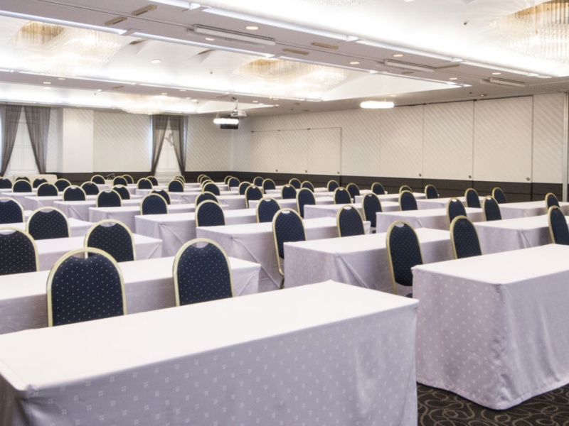 大宴会場「さくら」
最大120名様まで収容可能な多目的会場です。会議や研修、講演会、セミナーなど幅広いビジネスシーンに対応し、Wi-Fiと高速光回線による安定した通信環境を完備。オンライン配信やハイブリッド開催にもご利用いただけます。