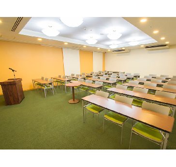 最大シアター型で７２名収容可能です。

企業説明会・講演会・研修会・会議 など様々な用途にご対応致します。
窓が大きく開放感がありアパレル展示会やイベントルームとしてのご利用にも最適です。また、ビル最上階にあり日当たり 眺めも良く最高のロケーション。
