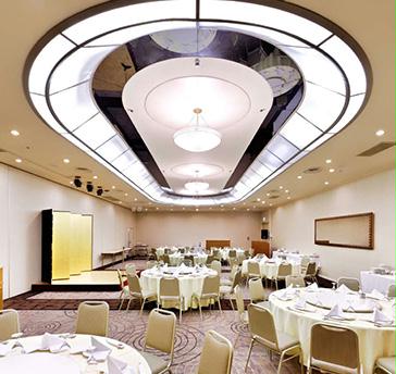 宴会場【空1/2室】
面積：173㎡
会議シアター形式：180名
会議スクール形式：120名
宴会立食：120名
宴会着席：64名
パーテーションで２つの会場に仕切りご利用いただける機能性も持ち合わせた広く明るい宴会場です。