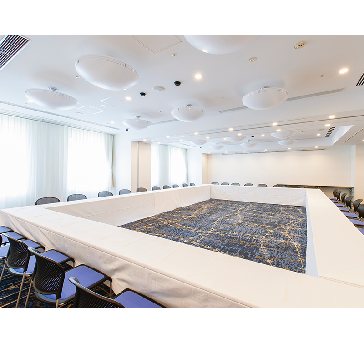 最大シアター型で１００名収容可能です。

お客様の用途に合わせてレイアウトさせていただきます。

「会議・研修・セミナー・展示会・パーティー等」様々なニーズに合わせてご利用いただけます。