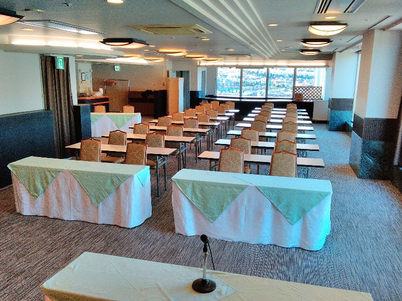 会議室奥側より
スクール形式