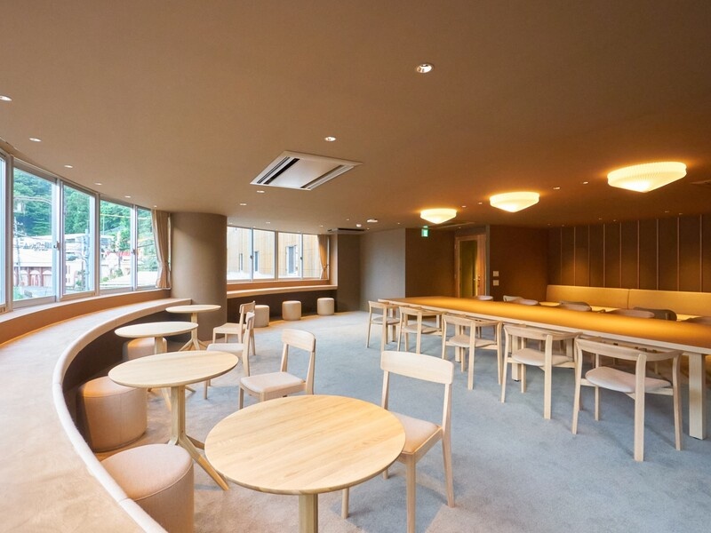 【会場：Lounge】
会議室兼食事会場となります。
