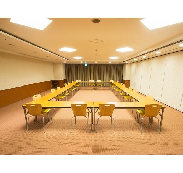 最大シアター型で８０名収容可能です。

企業説明会・講演会・研修会・会議 など様々な用途にご対応致します。
また、アパレル展示会やイベントルームとしてのご利用にも最適です。
