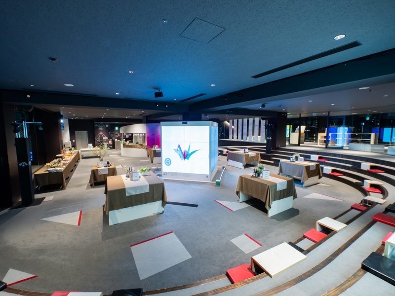 パーティー会場：12F おりづる広場
会場面積　633.8㎡
立食ビュッフェ　50名～150名

映像投影と音響設備があります。