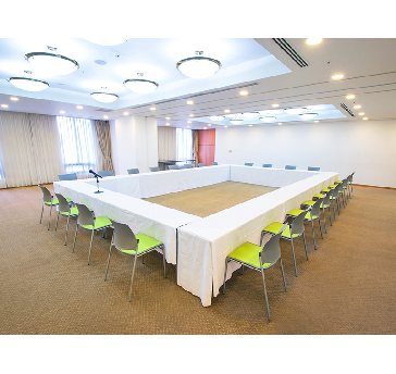 最大シアター型で１２０名収容可能です。

企業説明会・講演会・研修会・会議 など様々な用途にご対応致します。
窓が大きく開放感がありアパレル展示会やイベントルームとしてのご利用にも最適です。また、ビル最上階にあり日当たり 眺めも良く最高のロケーション。