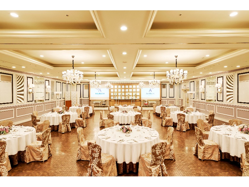 宴会場「アートルーム」
シアターで360名、スクール形式で180名、着席宴会で180名、立食宴会で250名を収容可能です。
ヨーロピアンレトロな会場でカジュアルさもあり、各種懇親会にもご利用いただけます。フローリングの為、ダンスイベントにも適しています。