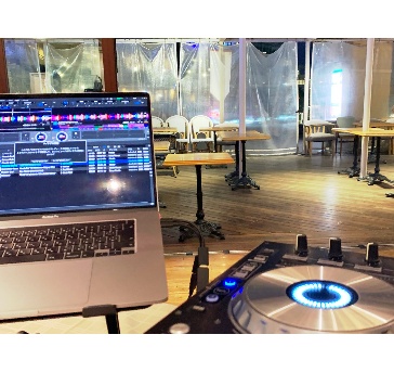 DJブース、音響オペレーターなどオプションにて手配が可能です。