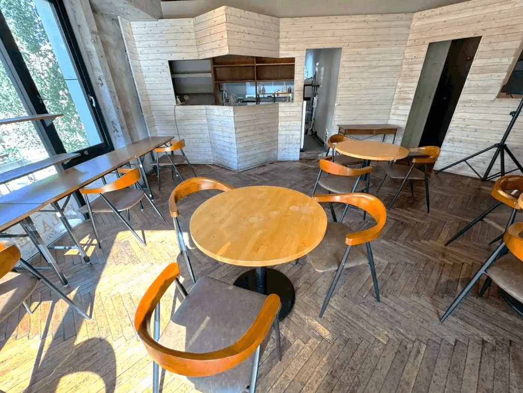 カフェ風スペース内観