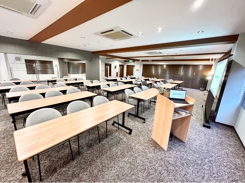 スクール形式で54名着席可能