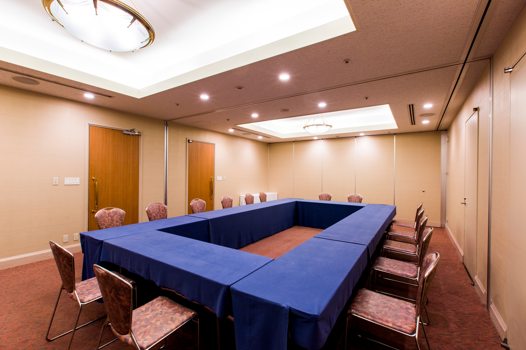 お昼の会議室プラン(月～水曜日限定)
※50名を超えるご利用の場合も各種特典をご準備いたします。ご相談ください。