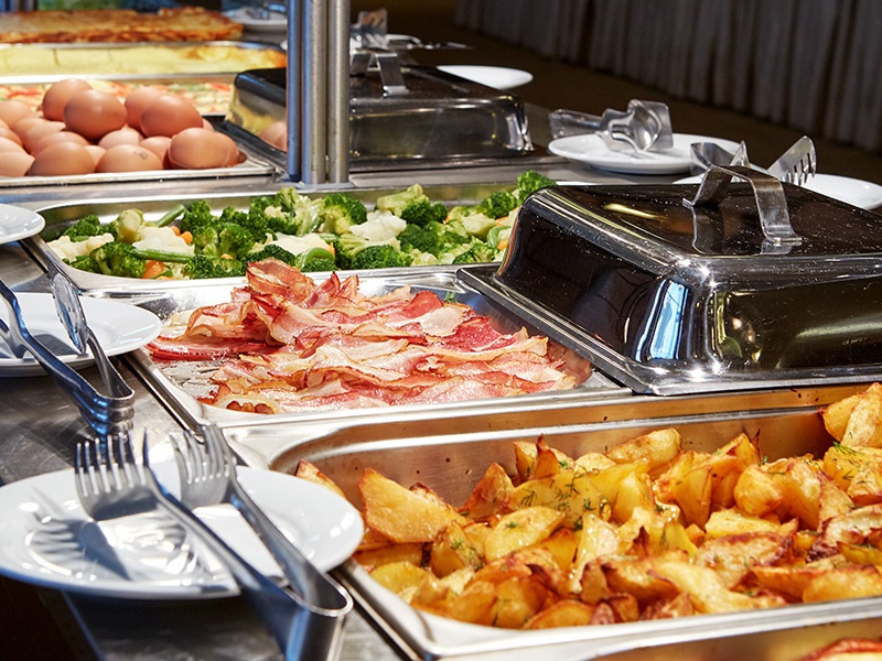 地元の食材をふんだんに使い、みんなが喜ぶお料理をご提供。
ビュッフェスタイルでのご提供は20名様程度～承ります。