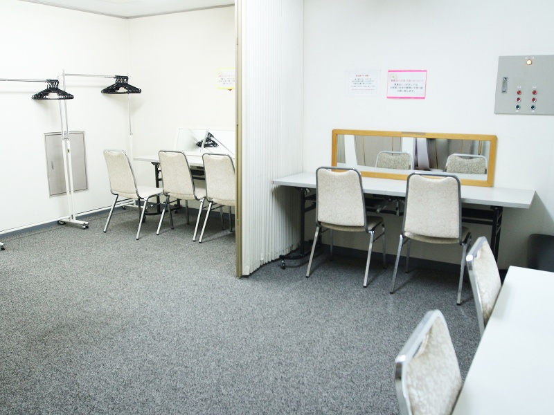 ゆとりのある広さの控え室も完備しております