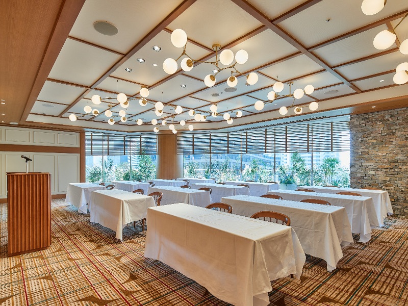 ［4F THE ORIENTAL ROOM（ジ オリエンタル ルーム）120㎡］
スクール形式 1卓2名掛：42名様／1卓3名掛：60名様

木の温もりが溢れ大きな窓からは柔らかく光がふりそそぎます。上質ながらもゲストとあたたかいお時間をお過ごしいただけます。