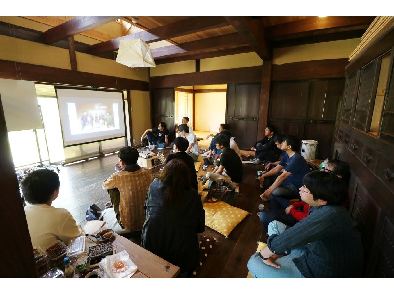 ホワイトボード、プロジェクターを完備。奥の扉を外すことでつなげて利用していただくことも可能です。