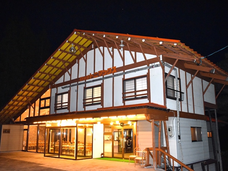 【外観/夜】
ロッジトニーマックスの外観（夜）になります。夏期間は目の前の駐車場スペースでBBQや花火をお楽しみいただけます。