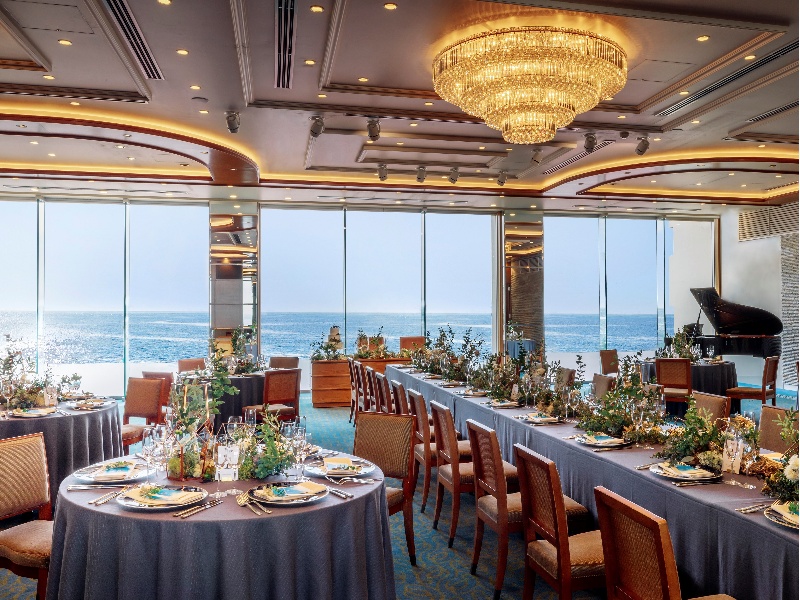 【BREEZE BAY（ブリーズ・ベイ）　2F】
着席：100名　立食：120名
スクール：80名　シアター：130名

オーシャンビューを間近に望む中宴会場