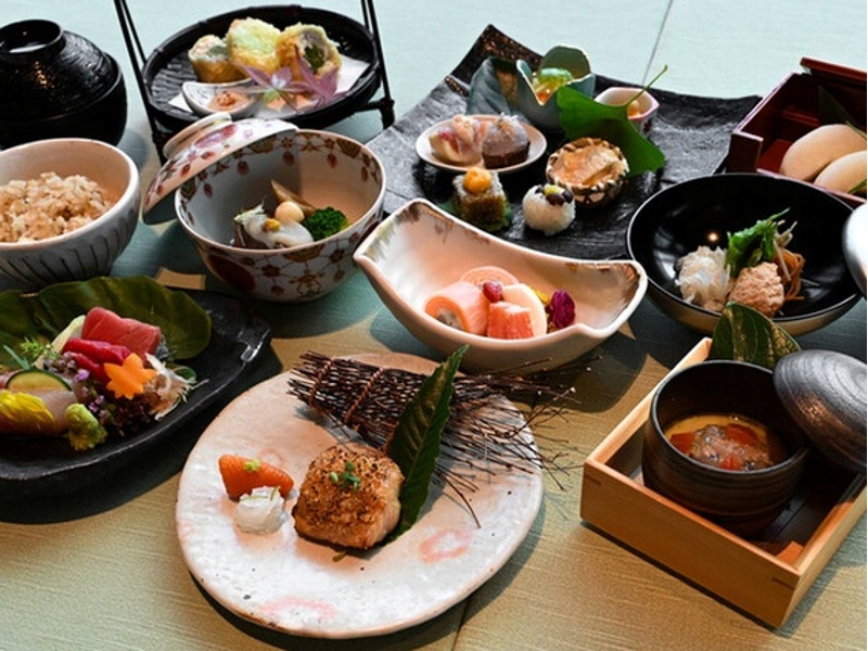 九州産の食材を数多く取り揃え。佐賀海苔やアオリイカ、佐賀牛や宮崎牛、玉葱、蓮根、柑橘類など九州は自然が運ぶ食材の宝庫。その魅力をゲストに届けるお店です。