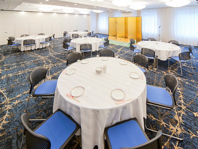 【着席形式】研修・セミナー後の懇親会・謝恩会や、プライベート利用での同窓会など、様々なパーティーにご利用いただけます。美味しいお料理とともに、ホテルならではの、上質なサービスとおもてなしをぜひご体感ください。
