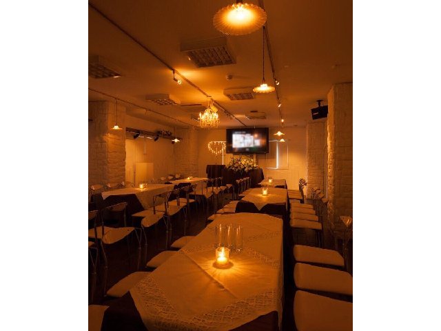 ◆結婚式の二次会や会社の宴会などにも人気のフロアです◆当店は全フロア調光可能です♪収容人数20名様～100名様まで対応♪ ◆ 少人数から大人数も大歓迎の広々空間です♪ＢＡＲカウンター・大型プロジェクター・音響設備・マイク・控え室・エレベーター・トイレ完備♪