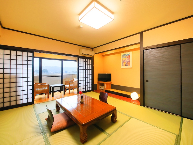 和室タイプ
ゆったりとおすごし頂ける和室のお部屋です。
畳ならではのぬくもりのある雰囲気をご堪能頂けます。
お子様づれのご家族やご年配の方にもおすすめです。