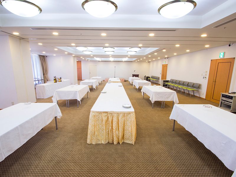 ■コスモス（分割利用可）
面積：64㎡～200㎡
料金：\32,600～\84,000／3時間
スクール型：36～178名
シアター型：60～200名
口の字型：30～62名