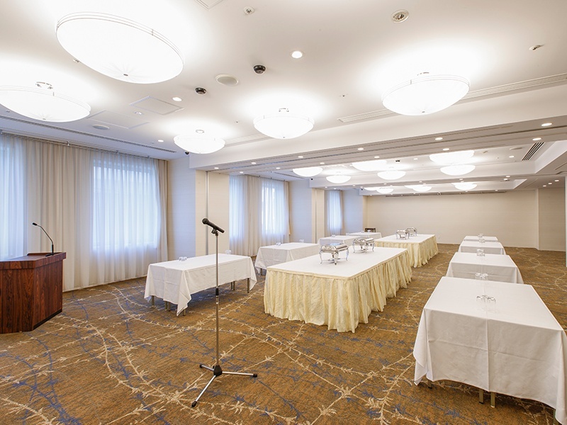 【立食形式】研修・セミナー後の懇親会・謝恩会や、プライベート利用での同窓会など、様々なパーティーにご利用いただけます。美味しいお料理とともに、ホテルならではの、上質なサービスとおもてなしをぜひご体感ください。