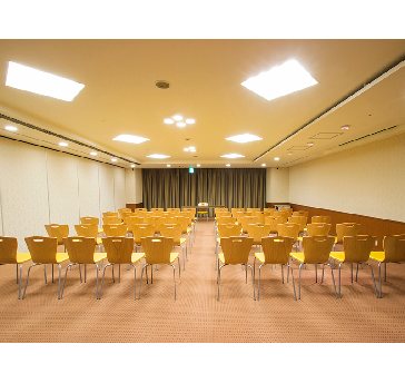 最大シアター型で８０名収容可能です。

企業説明会・講演会・研修会・会議 など様々な用途にご対応致します。
また、アパレル展示会やイベントルームとしてのご利用にも最適です。