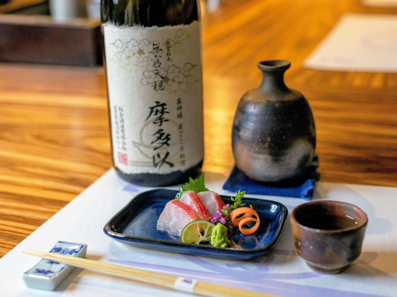 蔵元を訪ね歩いて厳選した純米酒を徳利で。料理との絶妙なペアリングを楽しめる燗酒は、摩多以ならではのこだわりの一献です。