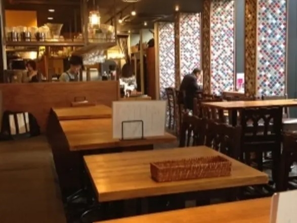 木のぬくもりあふれる落ち着いた店内で、心地よく過ごせるひとときを。