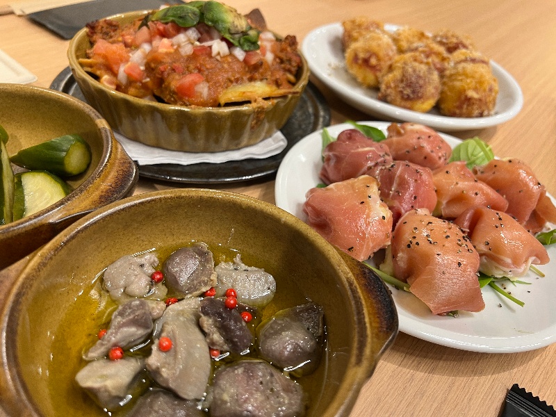 洋食（ポコロコ）
対応コース：スペシャル、プレミアム
定休日：なし
特徴：お酒を片手に、少しずついろんな料理を楽しみたい方にオススメ！