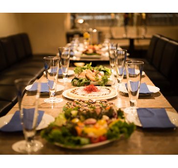 ＜着席大皿形式＞
テーブル毎にお料理を提供、5～8名位の対面式でシェアして頂きます。
「料理を取りに行くのが面倒！時間がもったいない！」方はこのスタイルを☆