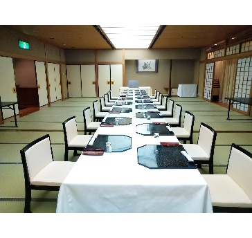 ご人数に応じて2分割が可能。黒塗りのテーブルと椅子を配したレイアウトも可能です。