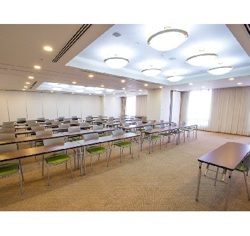 最大シアター型で１２０名収容可能です。

企業説明会・講演会・研修会・会議 など様々な用途にご対応致します。
窓が大きく開放感がありアパレル展示会やイベントルームとしてのご利用にも最適です。また、ビル最上階にあり日当たり 眺めも良く最高のロケーション。