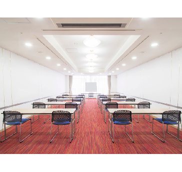最大シアター型で８０名収容可能です。

お客様の用途に合わせてレイアウトさせていただきます。

「会議・研修・セミナー・展示会・パーティー等」、様々なニーズに合わせてご利用いただけます。