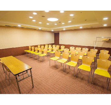 最大シアター型で５０名収容可能です。

企業説明会・講演会・研修会・会議 など様々な用途にご対応致します。
また、アパレル展示会やイベントルームとしてのご利用にも最適です。