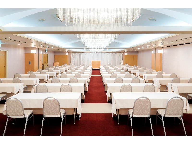 アークホール
アークシティホテル最大の宴会場「アークホール」では、総会、講演会、各種会議にあわせてスクール形式やシアター形式などご用意が可能です。