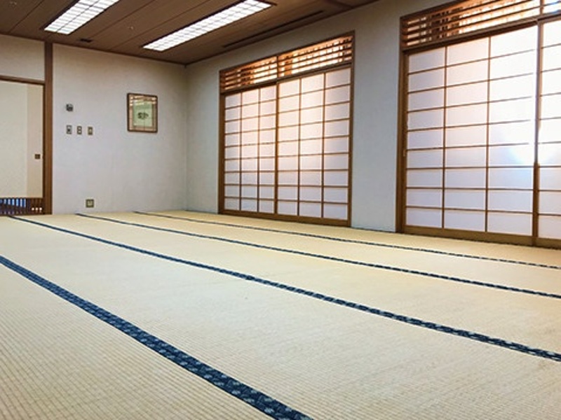 中広間：最大40名さま収容可能
居心地が良いと言っていただける座敷の広間です。
食後にゴロゴロできます。