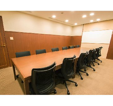 最大ロの字型で１２名収容可能です。

採用面接・各種控室・少人数での会議など、多用途にご利用頂いております。