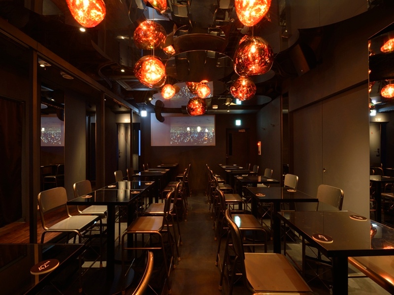 ヨーロッパで注目の「TOM DIXON / トムディクソン」の照明が魅力的な雰囲気を引き立てます