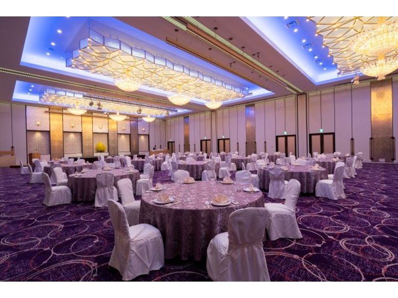 鳳凰の間　630㎡　天井高  6m　3分割可
着席円卓形式にて最大300名様まで収容可能です。