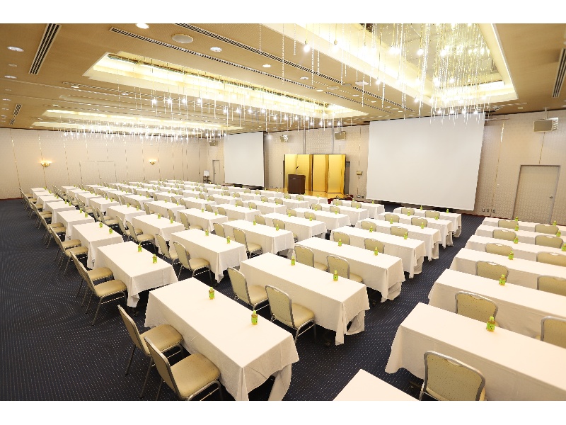 大会議室　スクール形式（最大150席）使用例