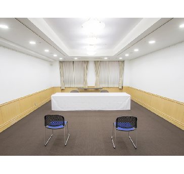 最大シアター型で７０名収容可能です。

お客様の用途に合わせてレイアウトさせていただきます。

「会議・研修・セミナー・展示会・パーティー等」、様々なニーズに合わせてご利用いただけます。